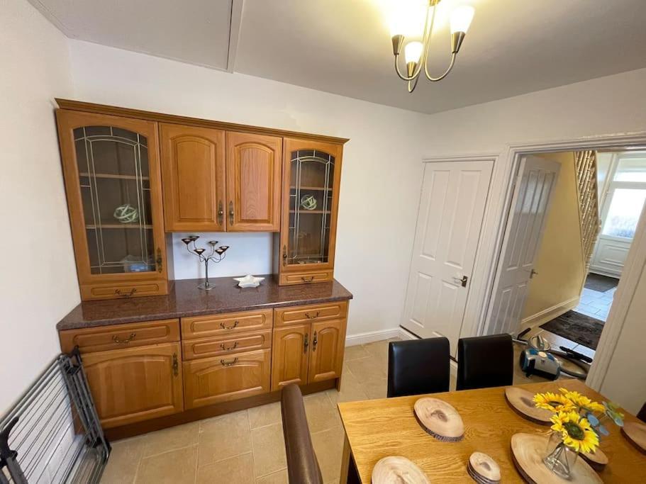 Beanies Lornestreet Four Bed House Apartment Swindon Exterior photo