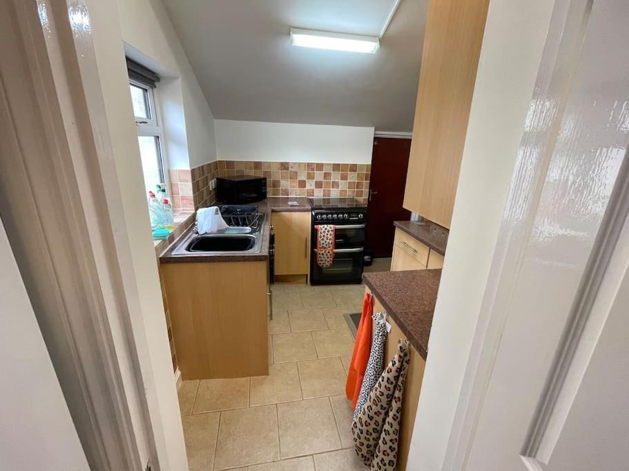 Beanies Lornestreet Four Bed House Apartment Swindon Exterior photo