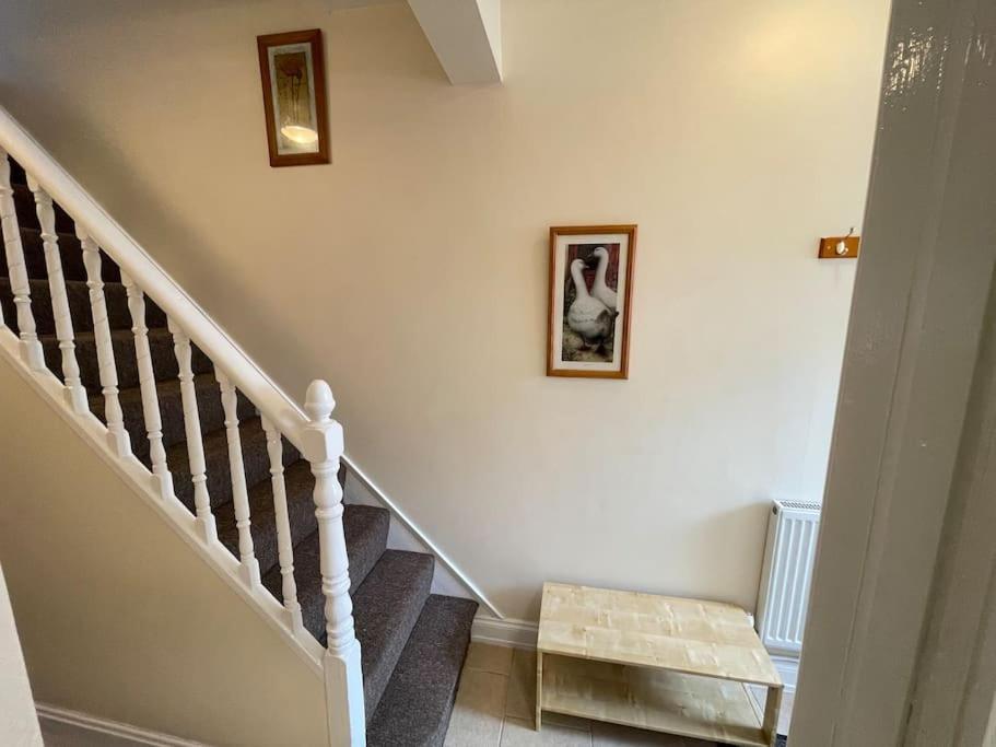 Beanies Lornestreet Four Bed House Apartment Swindon Exterior photo