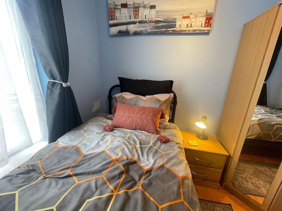 Beanies Lornestreet Four Bed House Apartment Swindon Exterior photo