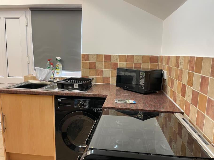 Beanies Lornestreet Four Bed House Apartment Swindon Exterior photo