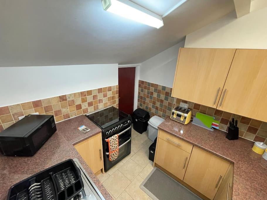 Beanies Lornestreet Four Bed House Apartment Swindon Exterior photo