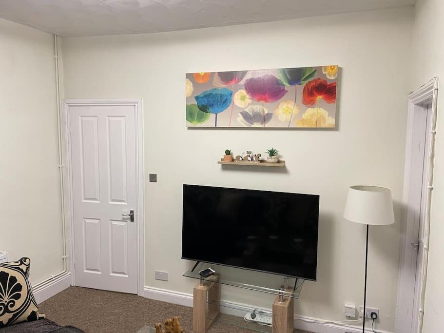 Beanies Lornestreet Four Bed House Apartment Swindon Exterior photo