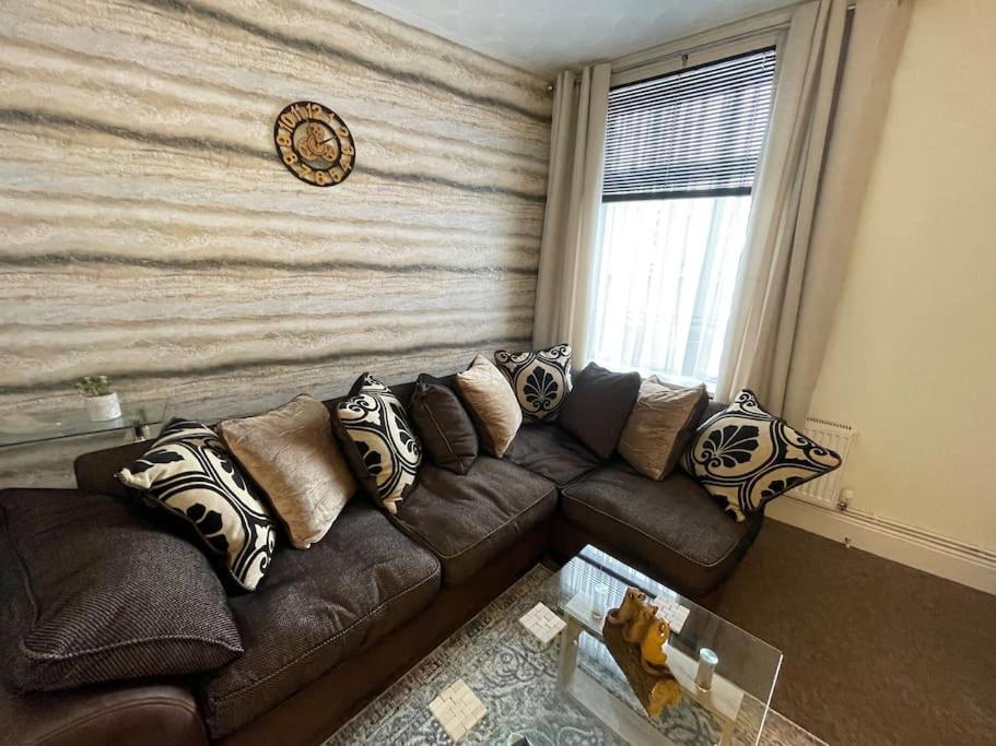 Beanies Lornestreet Four Bed House Apartment Swindon Exterior photo