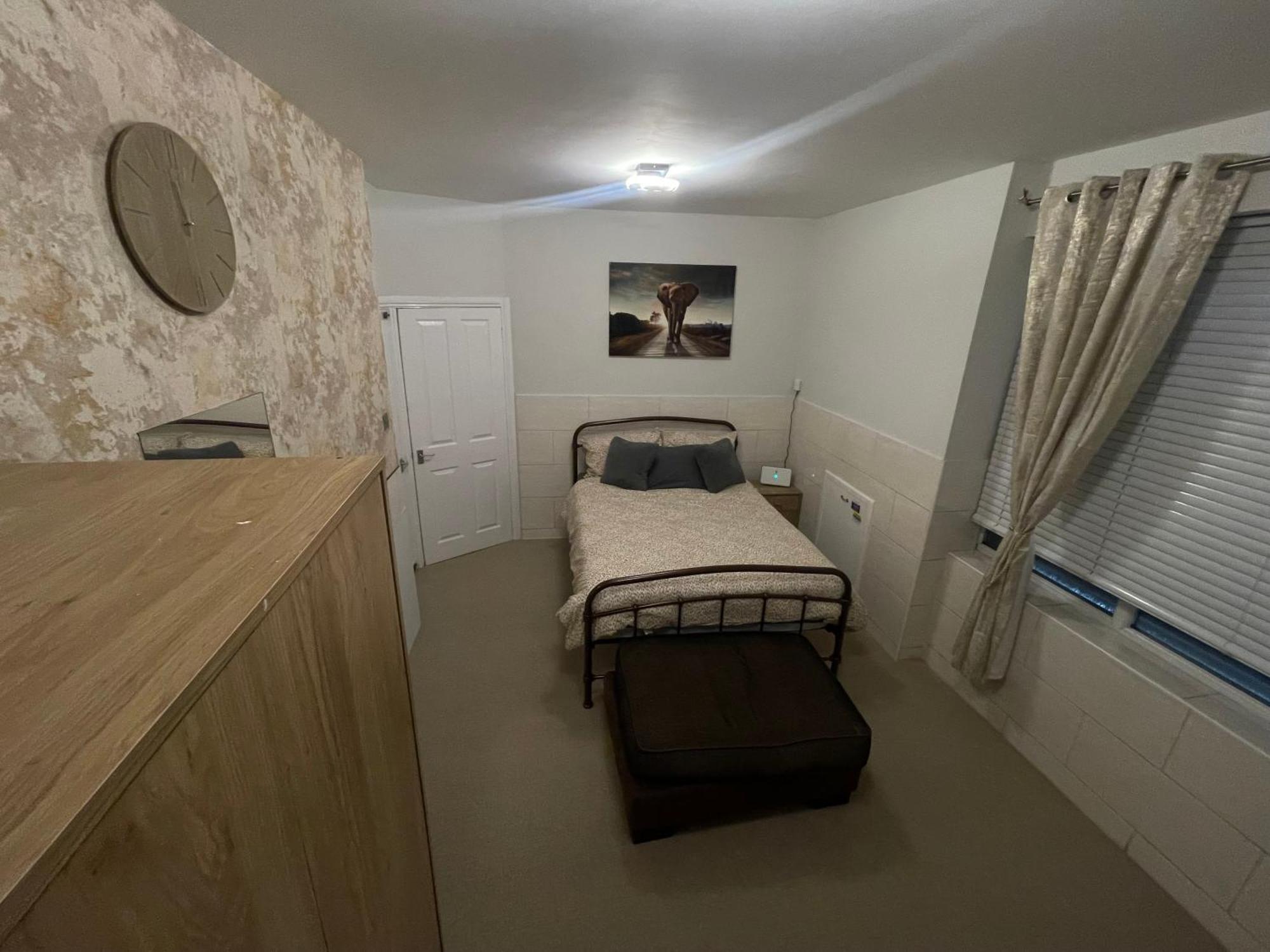 Beanies Lornestreet Four Bed House Apartment Swindon Exterior photo