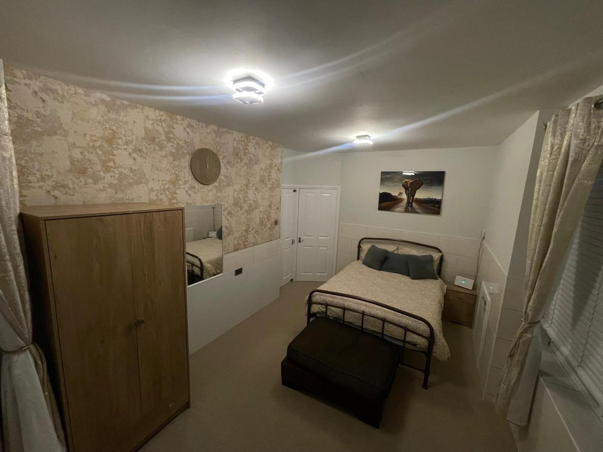 Beanies Lornestreet Four Bed House Apartment Swindon Exterior photo
