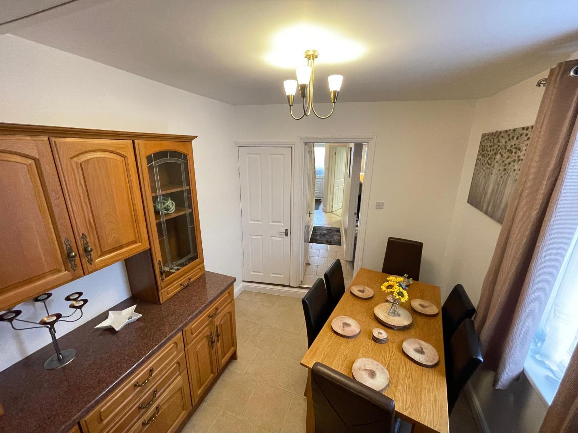 Beanies Lornestreet Four Bed House Apartment Swindon Exterior photo