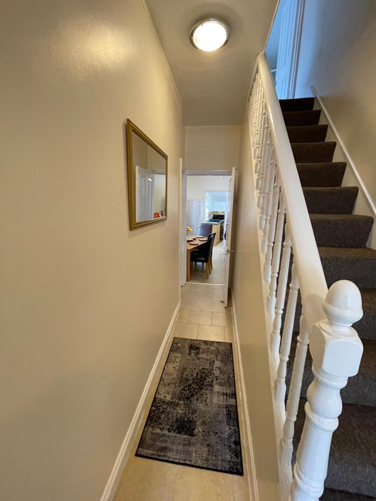 Beanies Lornestreet Four Bed House Apartment Swindon Exterior photo